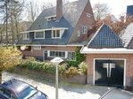 De villa met rechts de garage.
<br/>
Jan van Galen, RCE, 2009